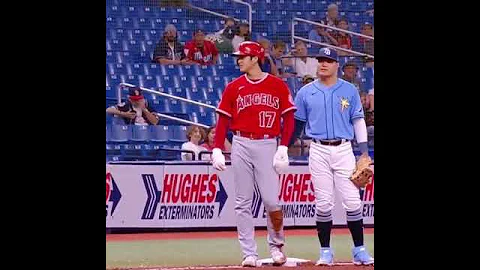 【MLB】站上三垒垒包的大谷翔平主动与张育成打招呼，这一幕很暖心💕 - 天天要闻