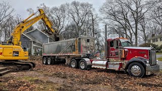 Short dumping & demolition hauling! #trucking #dumptruck #demolition