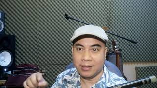 Memainkan muzik Keroncong dengan menggunakan instrument seruling Bambu,.