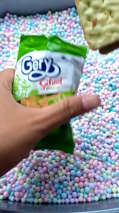 Download lagu Menemukan Gery Salut Malkist rasa Matcha di dalam bola warna warni