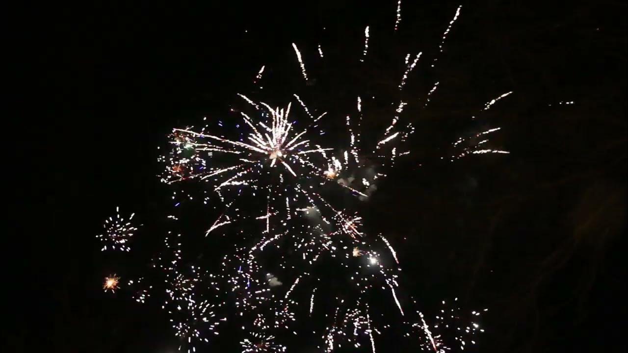 Веерный салют ldc410. Батарея салютов праздничная фантазия 16. Веерные батареи салютов премьер салют. Салют коробка 49 залпов. Салют петрушка фото.