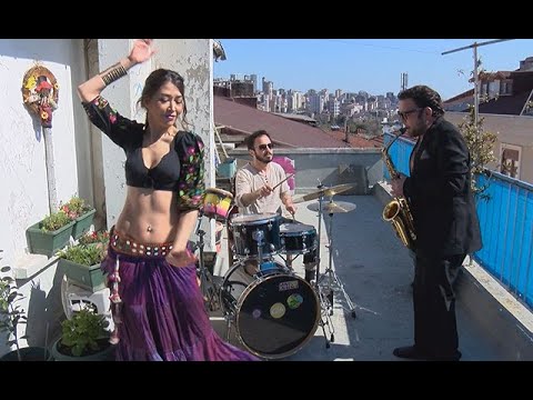 Kadıköy'de sokağa çıkamayan komşularına danslı müzikli konser verdiler