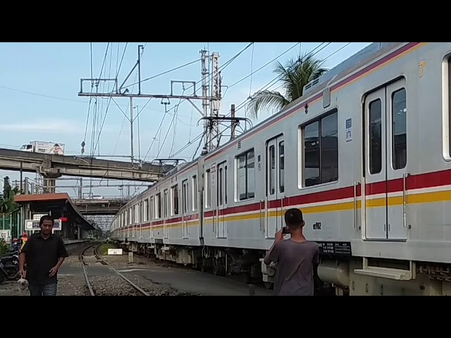 KRL Commuter Line Tujuan TANJUNG PRIOK Memasuki Jalur 2 Stasiun ANCOL class=