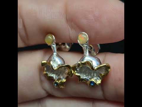 Срібні сережки-пусети жіночі з натуральними каменями ефіопськими опалами та синіми сапфірами, відео 1