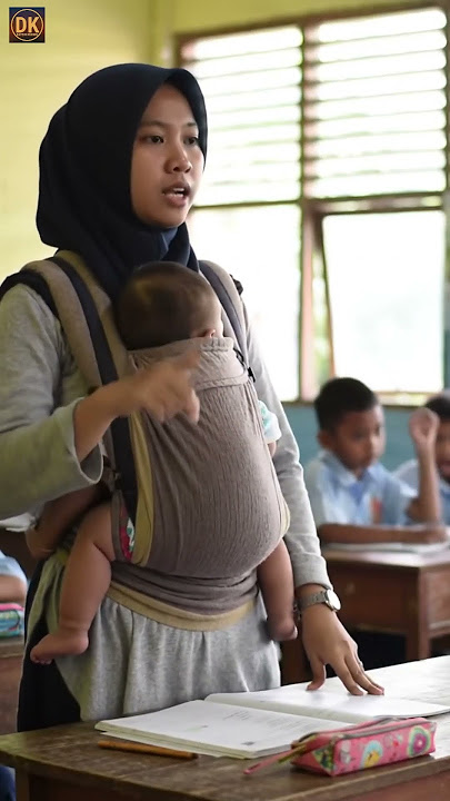 Hebat! Sambil Gendong Bayi, Ibu Guru Tetap Mengajar Anak Didiknya #shortvideo #mengajar #bayi #ai