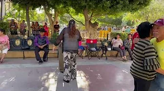 Plaza de Armas. Torreón Coahuila. Sábado de baile. "Roberta"