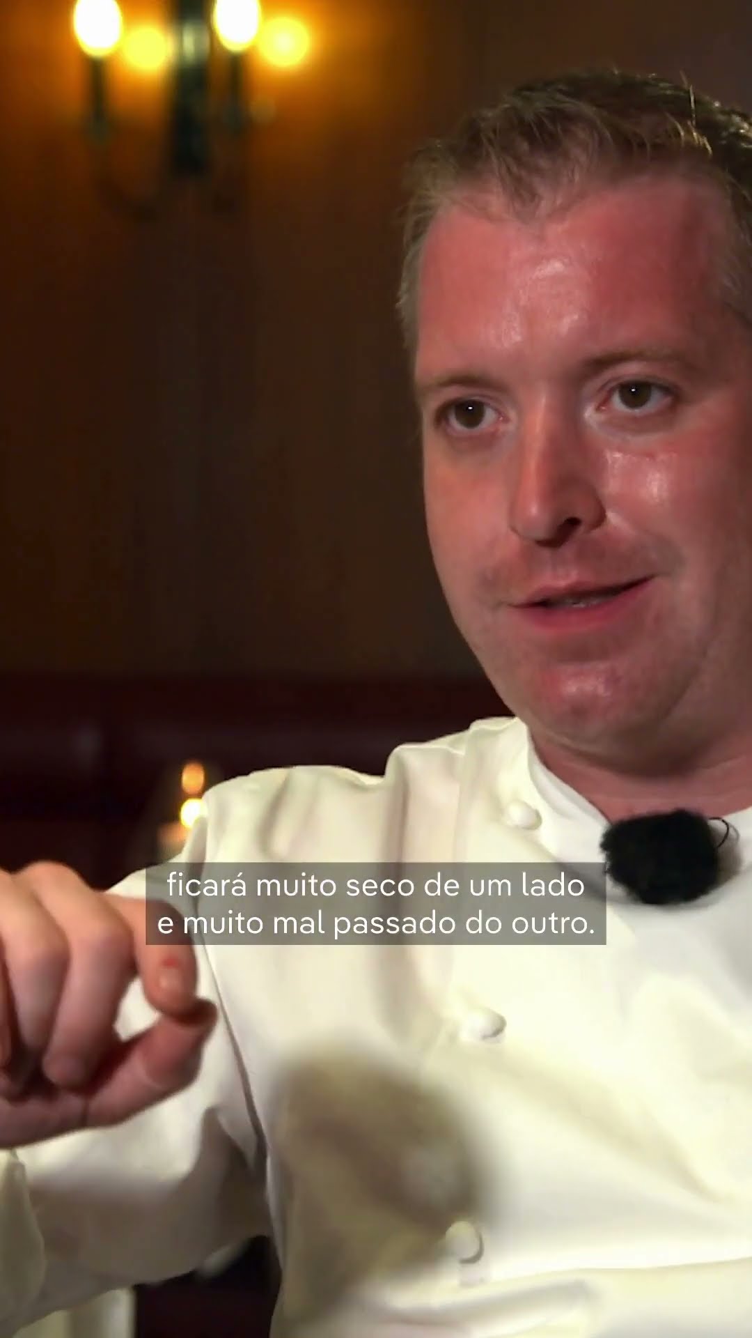 Chefe de cozinha ensina ponto perfeito de Wiener Schnitzel