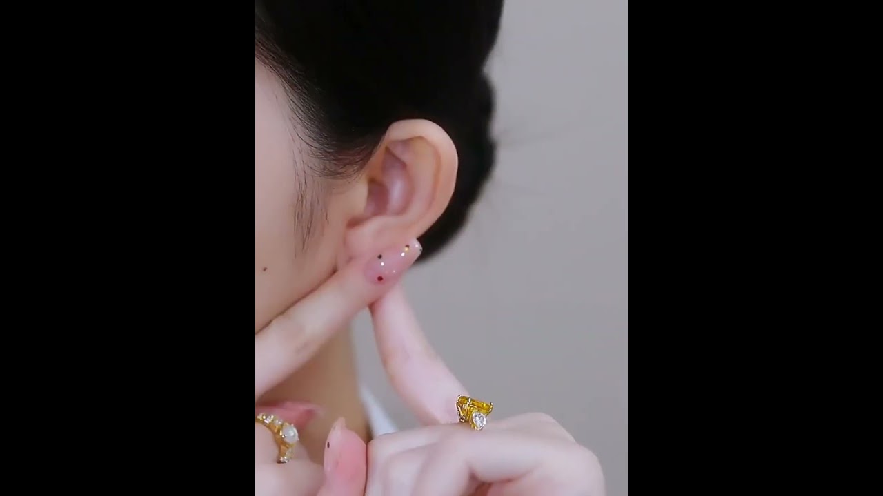 A fashion item not to be missed!!! High-end niche blue and gold leaf earrings!