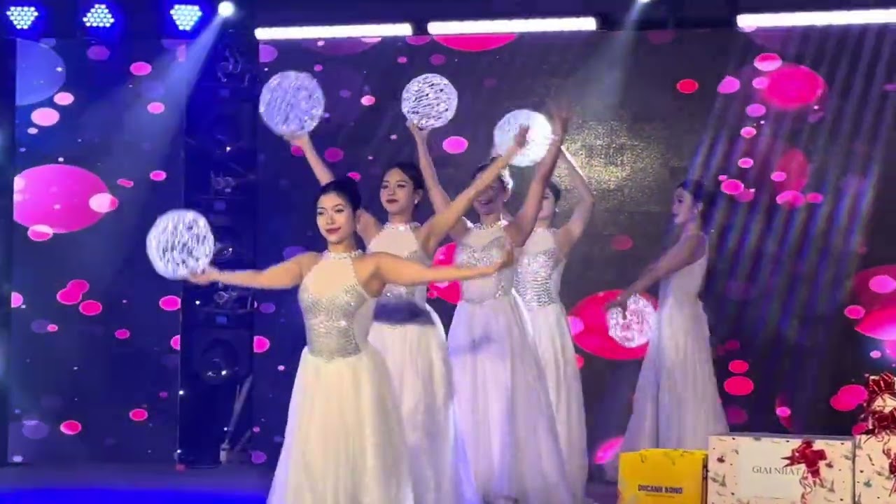 Múa cầu led. Vũ đoàn hellen