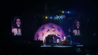 2025.09.27 Laufey - Carousel 