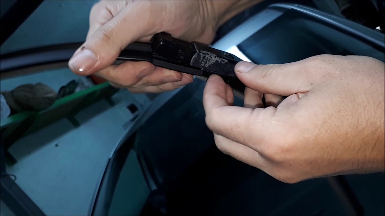 Как поменять стеклоочистители на авто - YouTube