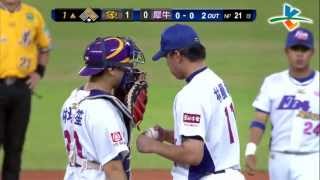 20130712 CPBL 象 VS 犀牛 1上 颱風風勢強勁,球員要隨時了解狀況做好準備