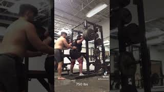 A squat compilation from 675 lbs to 900 lbs
