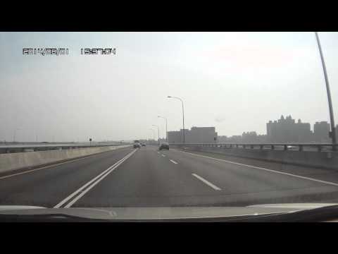 2014/8/1居然在高乘載車道任意跨越雙實白線變換車道