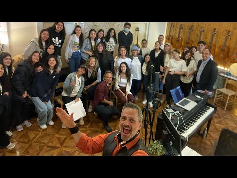 Μ' ΕΝΑ ΣΤΕΦΑΝΙ