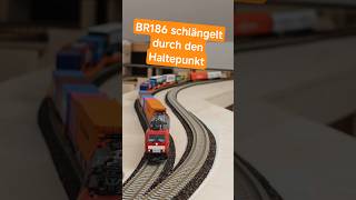 Br186 Auf Der Modellbahn - Schlängelt Durch Den Haltepunkt Und Begrüßt Auf Der Strecke