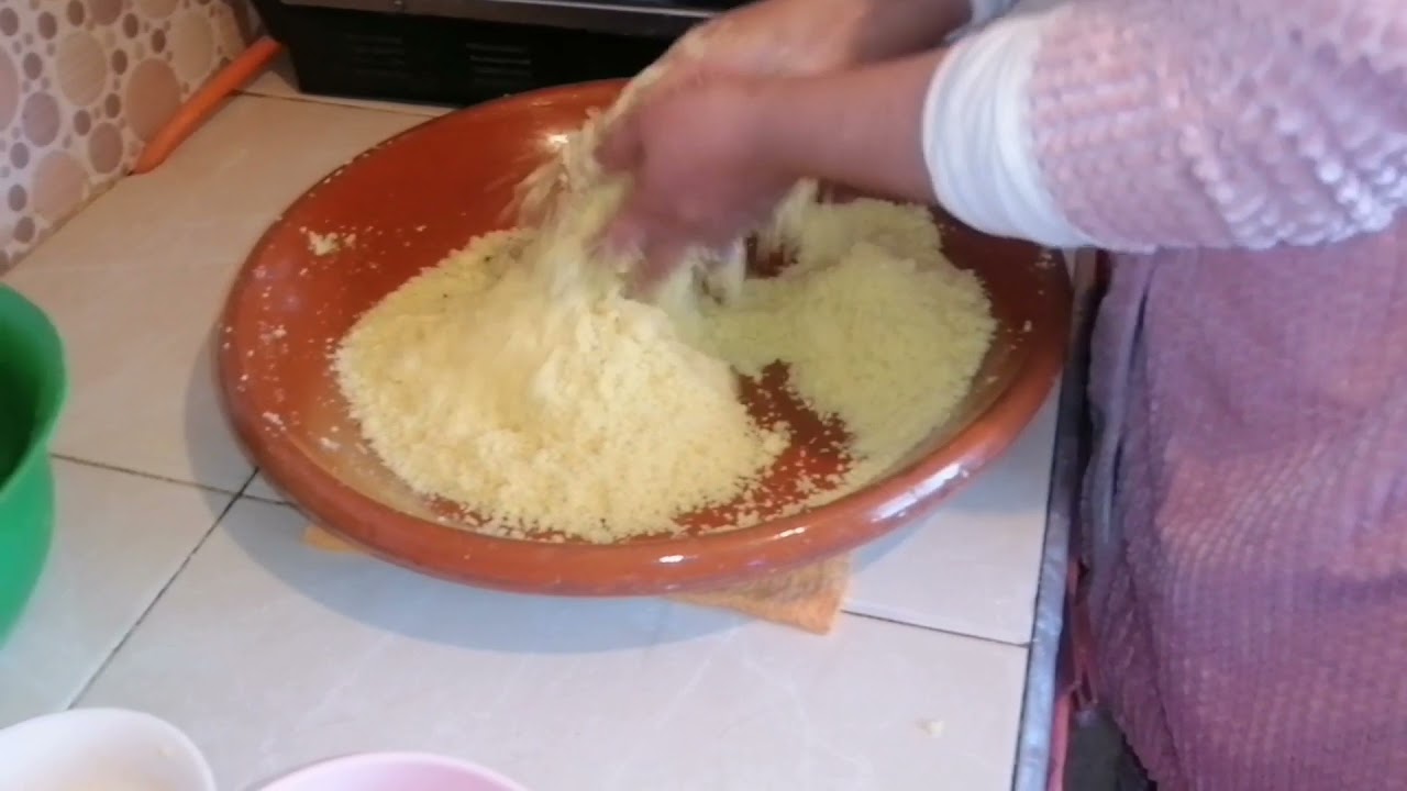 طريقة تحضير كسكسو بالسميدة د الحرشة  صحي وقتصادي والذيذ  بطرق مبسطة 😱😱😋😋😋👍👍👍👍👍👍👍