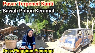 Pasar Tradisional diBawah Pohon Keramat Tua Desa Pinggiran Ponorogo