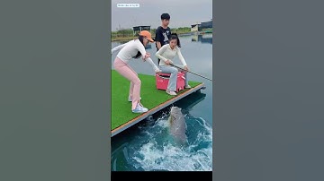 gái xinh lôi cá mũ khũng chưa đến 10 giây làm cho đôi vợ chồng móm thủ ngồi ngần kinh ngạc  #fishing