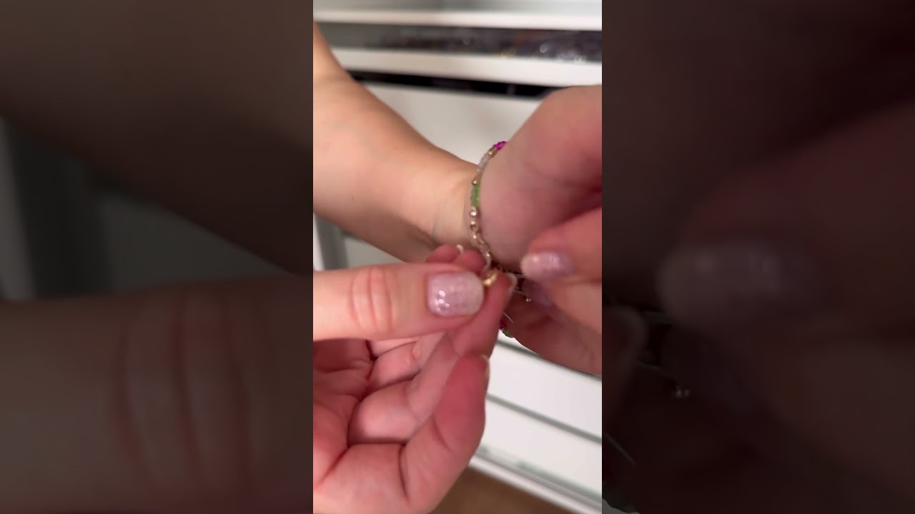 So kannst du dein Armband selbst anlegen