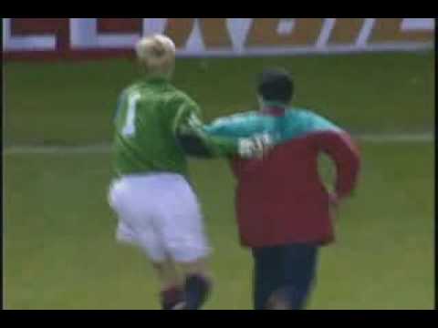 Peter Schmeichel Gives a lesson to a Galatasray fan.flv