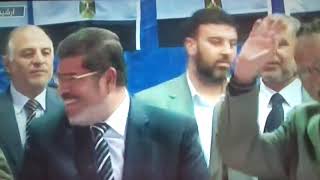 لحظة سقوط محمد مرسي مغشي عليه بالمحكمة ثم وفاته فورا.