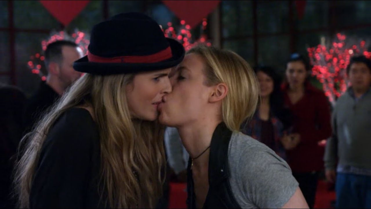 Gillian and lesbians kiss