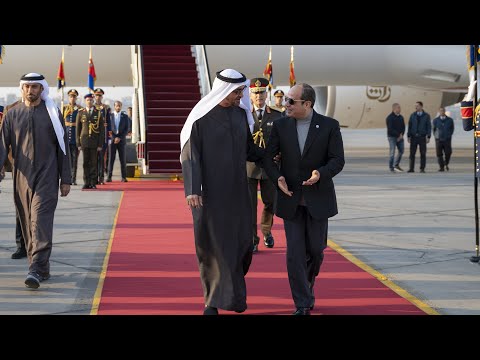 رئيس الدولة يصل القاهرة في زيارة أخوية والسيسي في مقدمة مستقبليه