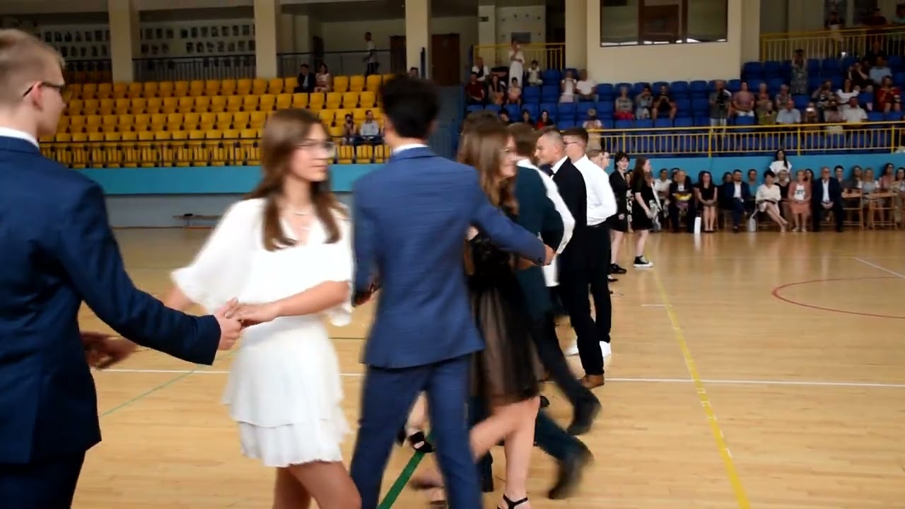 Polonez klas 8 ze Szkoły Podstawowej nr 1 w Dębnie.