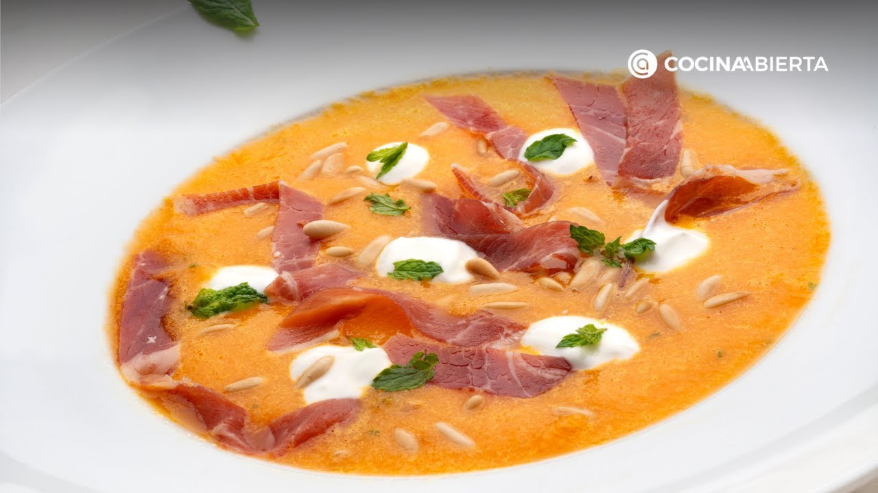 ¿Te atreves a probar una sopa  fría de melón con jamón y menta?