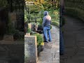 عم يشخ بالطريق عم يشخ بالطريق