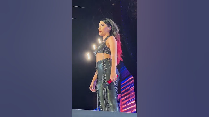 Lali se emociona al salir al escenario en Vélez