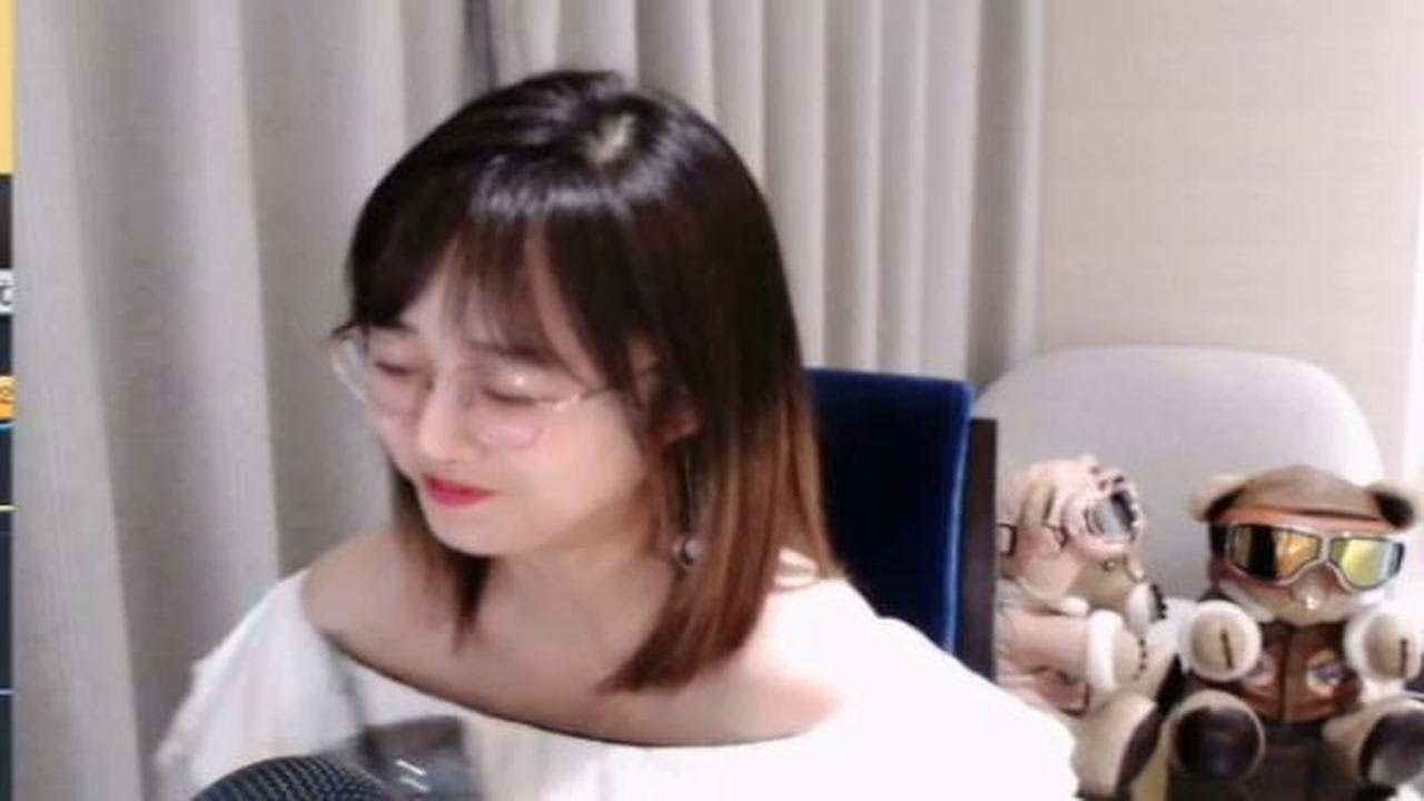 决赛前夕现身战鹰直播间,连笑被战鹰复盘妙手拷打,小小连笑,可笑可笑! - YouTube