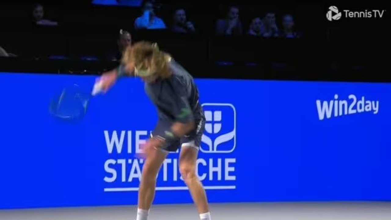 Андрей Рублев в порыве ярости «уничтожил» ракетку, когда судья наказал звезду