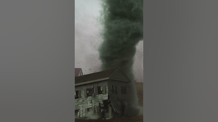 Burza w wiosce. Tornado niszczy dom.