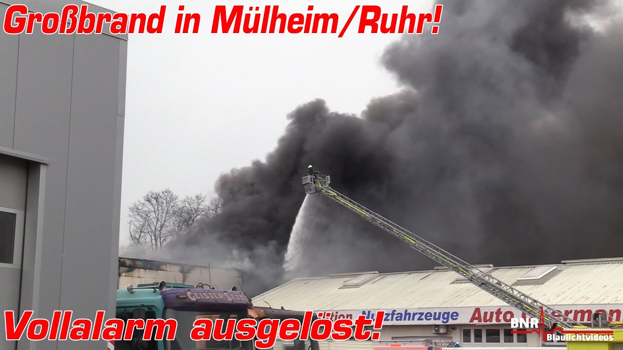 04.04.2022 - Großbrand in Mülheim/Ruhr! Halle eines Gewerbebetrieb brennt! Vollalarm der Feuerwehr!