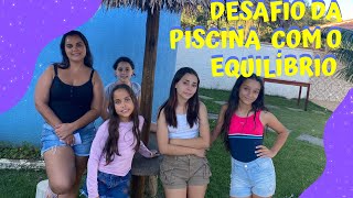 Desafio Na Área Da Piscina Com O Desafio Do Equilíbrio Com Elas