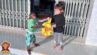 Monkey YoYo Jr helps mom take Ai Tran to school