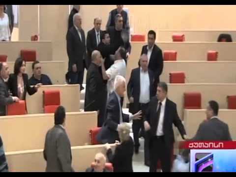 სოსო ჯაჭვლიანმა მანდატური კიბეებზე დააგორა