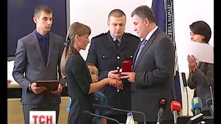 МВС вручило ключі від нових квартир сім'ям 2 загиблих на Тернопільщині поліцейських МВС вручило ключі від нових квартир сім'ям 2 загиблих на Тернопільщині поліцейських
