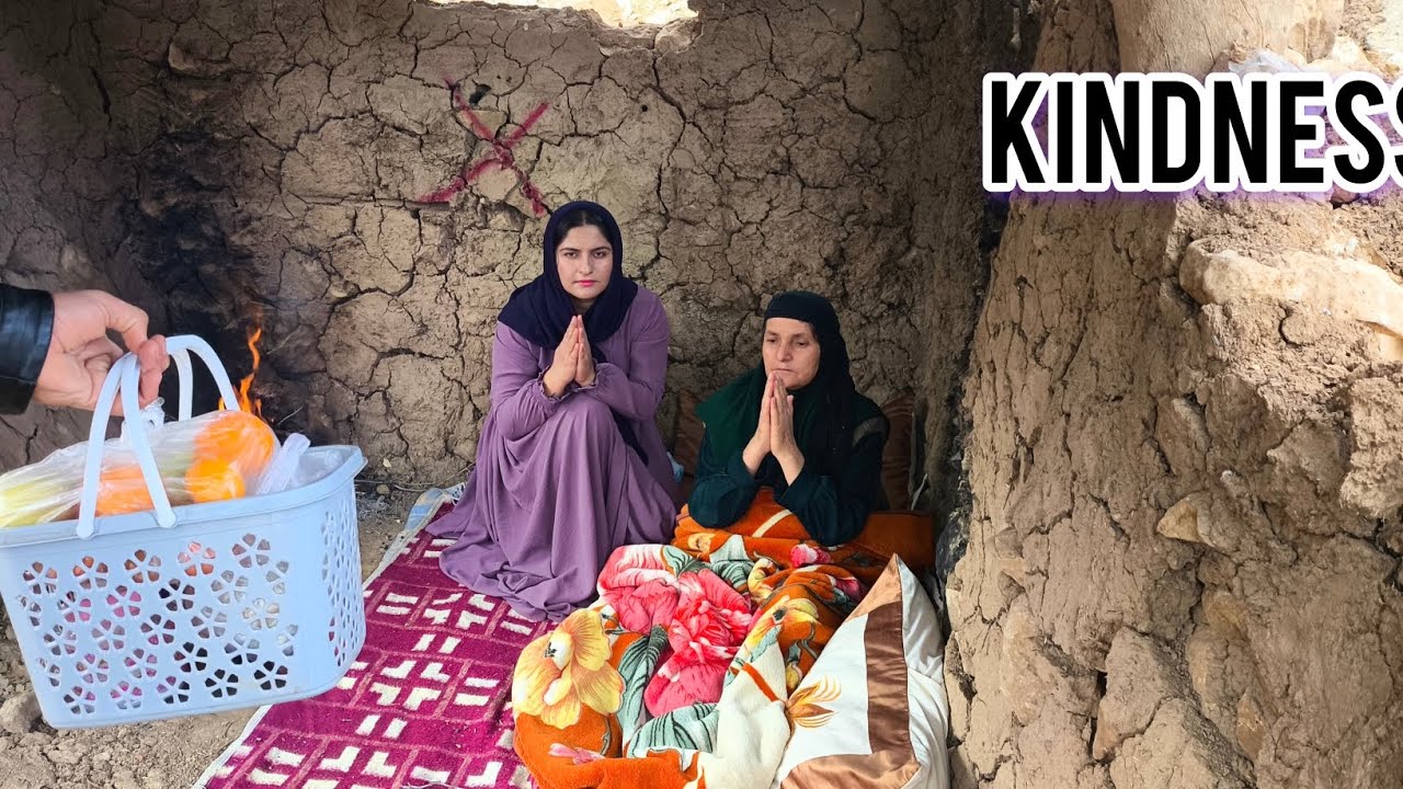 Добрый человек накормил бездомную больную мать и её маленькую дочь♥️🙏