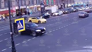 Жёлтый Porsche без номеров устроил опасный заезд по Невскому проспекту
