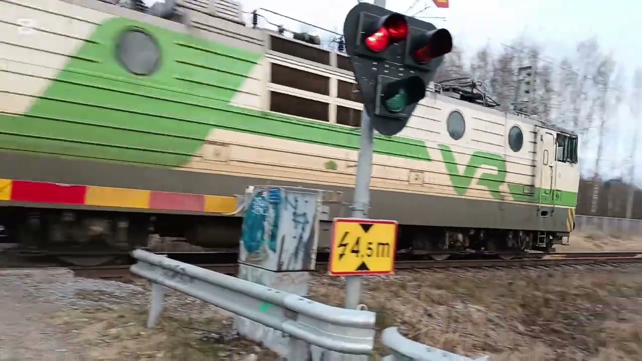 Sr1 3017 T53637 Ohittaa nummelan kuoppanummen tasoristeys (Sr1 3017 Kello) 