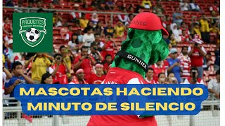 Mascotas de equipos de fútbol haciendo minutos de silencio