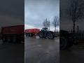#trator #fendt #com #reboque #de #três #eixos #passa #na #estrada