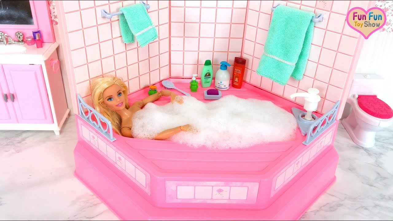 Barbie doll Bubble Bath in Pink Bathroom Morning routine Mandi