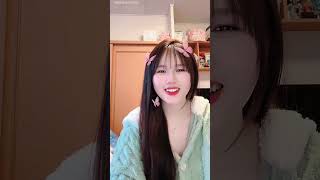 Cô Gái Áo Xanh Rất Đáng Yêu Và Lễ Phép Với Người Lớn Tập 103