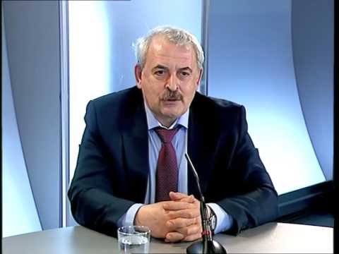 Травматолог-ортопед Михаил Полляк: Босиком полезно ходить по гальке, а не по дому
