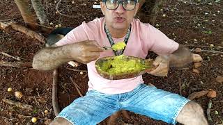 Assim Como Há Centenas De Anos, Amassando Umbus Em Uma Cuia De Cabaça E Comendo Com Farinha