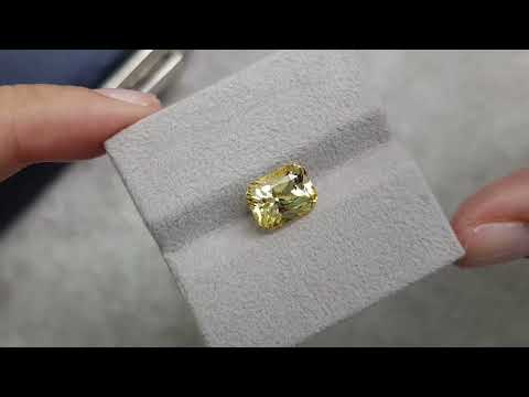 Golden color sapphire in radiant cut 5.06 ct, Sri Lanka Video  № 2